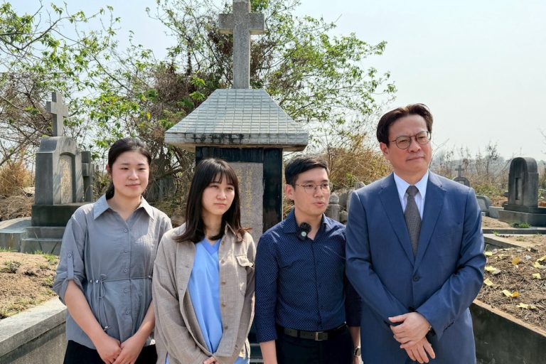 彰基總院長陳穆寬率隊 清明緬懷外國醫療宣教師