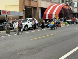 大甲媽祖遶境起駕前 步行信眾先行