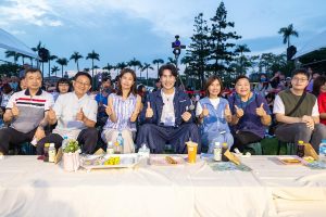 客家藍野餐音樂會 大小歌迷席地欣賞