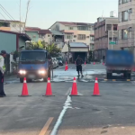 工程挖坑未示警  女騎士連人帶車栽進坑洞