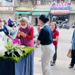 臺中南屯行動浴佛走入社區 接地氣祝福