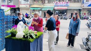 臺中南屯行動浴佛走入社區 接地氣祝福