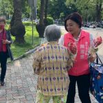 陳雅惠贈「花朵氣球」 祝媽媽們母親節快樂