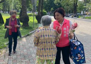 陳雅惠贈「花朵氣球」 祝媽媽們母親節快樂