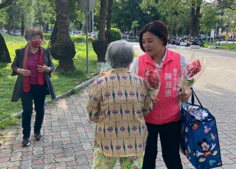 陳雅惠贈「花朵氣球」 祝媽媽們母親節快樂