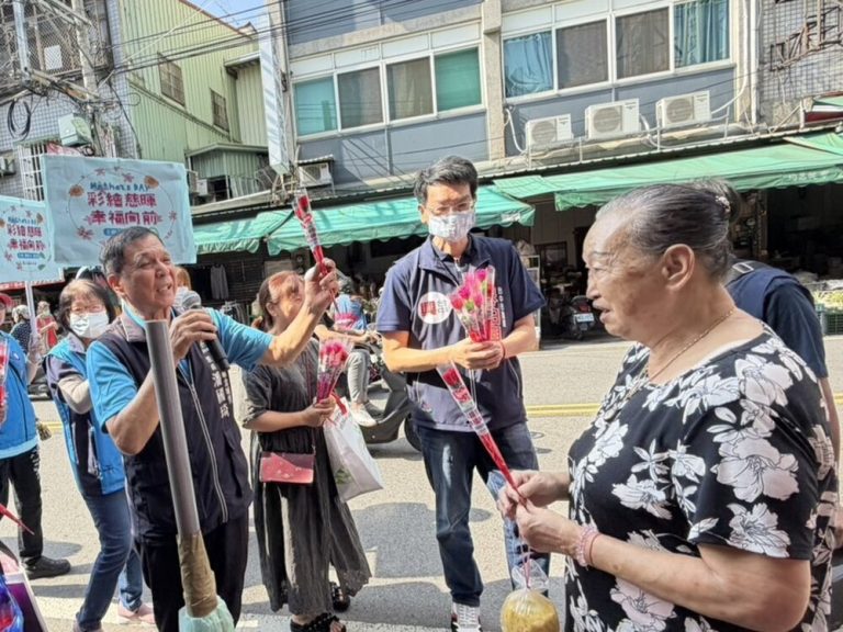 慶母親節 藍中市黨部辦「彩繪慈暉」