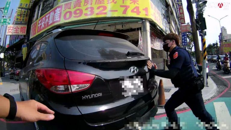 路中拋錨車 鼎山警合力推車化解交通危機