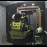 驚魂電梯卡住5人受困 頭家警消聯手解危