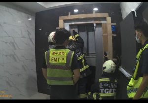 驚魂電梯卡住5人受困 頭家警消聯手解危
