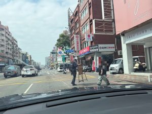 車輛路中拋錨 福德警巡邏助排除