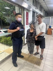 一雙赤腳走失街頭 陽明警溫柔陪伴找到回家路