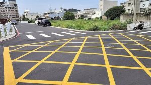 中市龍井區龍泉市場前道路塌陷及占用民地問題遲不處理