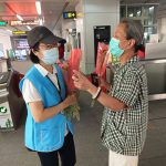 母親節前夕搭乘台中捷運 收到康乃馨花束備感溫馨