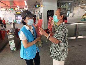 母親節前夕搭乘台中捷運 收到康乃馨花束備感溫馨