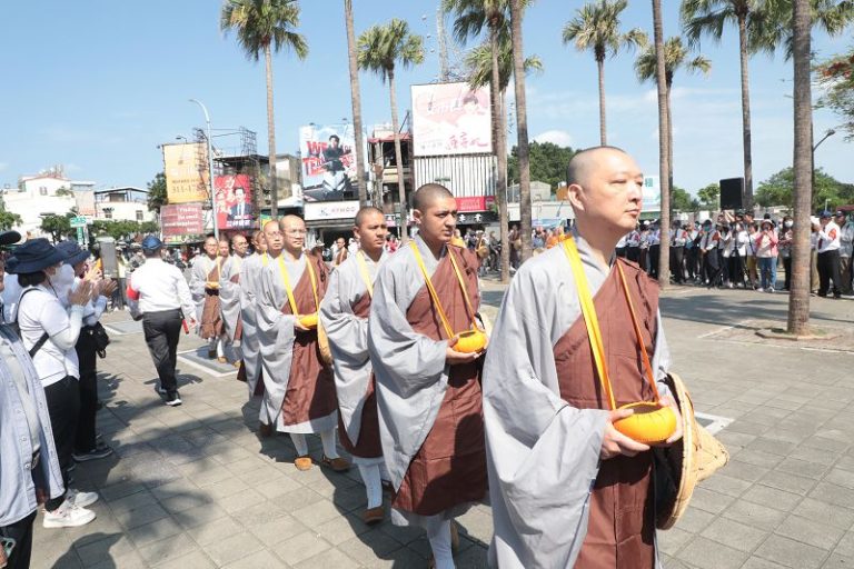 佛光山開山60週年行腳托缽抵台南 黃偉哲感謝為市民祈福、安定人心