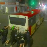 公車拋錨七人發揮洪荒之力推至安全處