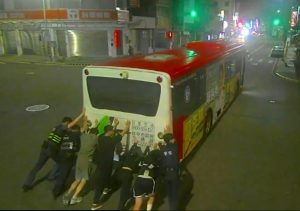 公車拋錨七人發揮洪荒之力推至安全處