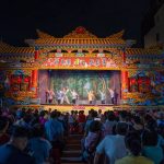 台中媽祖文化節明華園壓軸獻演 盧秀燕贈匾感謝梧棲朝元宮護佑地方