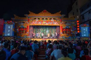 台中媽祖文化節明華園壓軸獻演 盧秀燕贈匾感謝梧棲朝元宮護佑地方