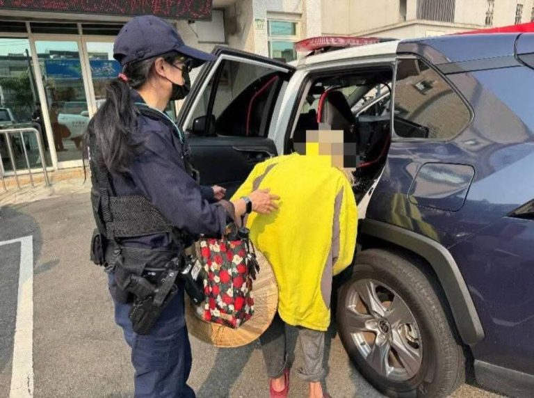大寮警暖助迷途老婦平安回家