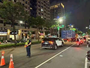 大貨車拋錨卡路口 陽明警即時疏導排除交通危機