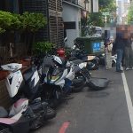 女恍神逆向連撞機車橫倒一地幸無傷亡