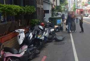 女恍神逆向連撞機車橫倒一地幸無傷亡
