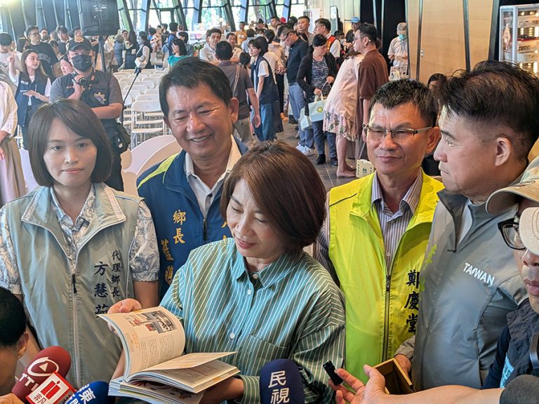 小米縣長簽書吸人氣 屏東慢旅魅力展現