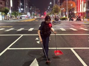 巡邏見事故碎玻璃滿地 成功警即時清理