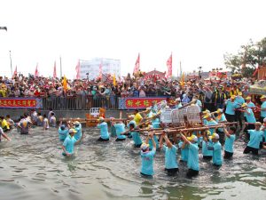 布袋新塭「衝水路、迎客王」熱鬧登場 吸引各地信眾共襄盛舉