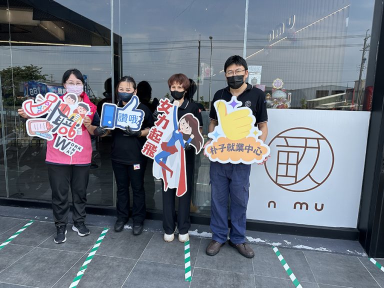 志工媽結伴擺攤扛生計 朴子中心暖心關懷