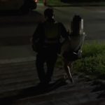 感情受挫深夜獨坐高美濕地海邊 清水警冒險翻越欄杆即時救援