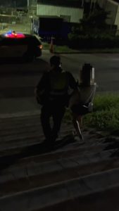 感情受挫深夜獨坐高美濕地海邊 清水警冒險翻越欄杆即時救援