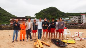 救生員進駐大武崙沙灘攜海巡署岸巡隊