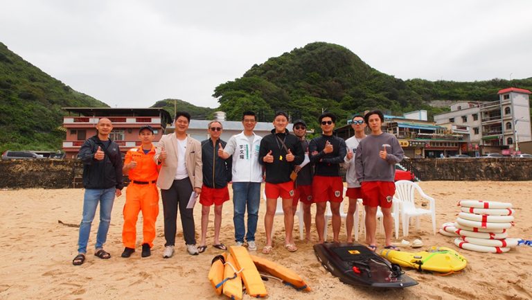 救生員進駐大武崙沙灘攜海巡署岸巡隊
