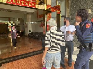 曾為顧客帶路今忘回家路 暖心民權警陪伴婦人平安返家