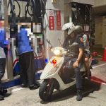 深夜拋錨孤立無援 民權暖警出手讓老翁順利回家