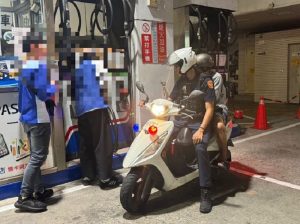深夜拋錨孤立無援 民權暖警出手讓老翁順利回家