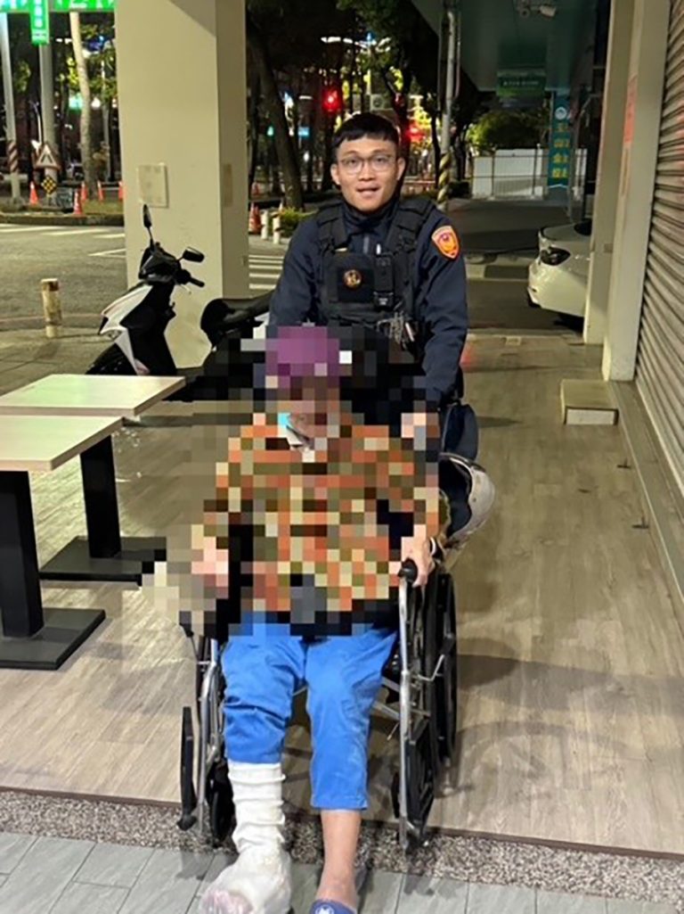 深夜輪椅上路欲牽車 警暖勸：車不急人要緊
