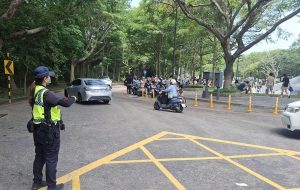 清水警積極維護鰲峰山谷溜遊戲場交通順暢