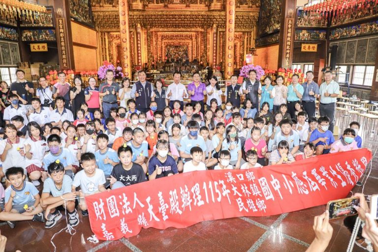 溪口天臺殿頒獎學金鼓勵優秀學子，13校99名畢業生受惠