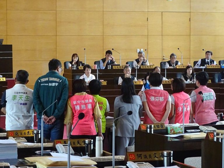 中市議會綠黨團質疑盧秀燕反質詢 藍綠兩黨團議員議場爆爭論