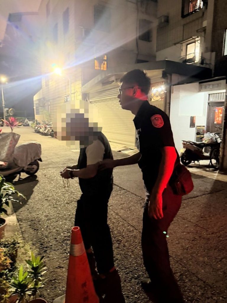 獨居老翁散步迷途 陽明警暖心護送返家