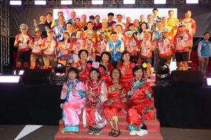 白衣鐵馬再現 苗栗藝陣尬天團超吸睛