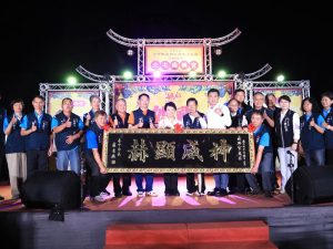 盧秀燕贈匾南興宮「神威顯赫」 宣布南興國中小學9月開學正式招生