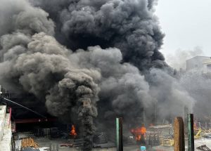 台中社宅工地新平好室起火現場黑色濃煙直竄天際