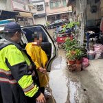 八旬婦迷途街頭 凱旋警撐傘送返家