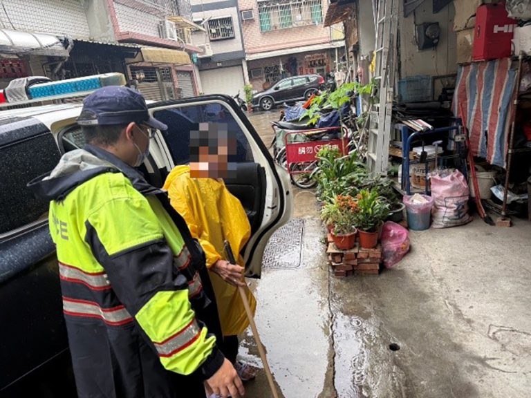 八旬婦迷途街頭 凱旋警撐傘送返家
