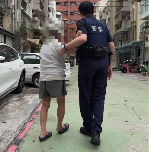 老婦街頭徘徊 暖警一路護送返家