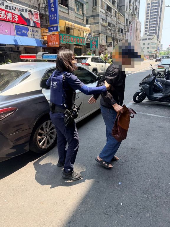 老翁身體不適路倒 暖警護送返家